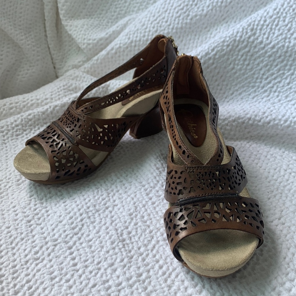 Earthies Almond Calfskin Leather Sandals - 6B